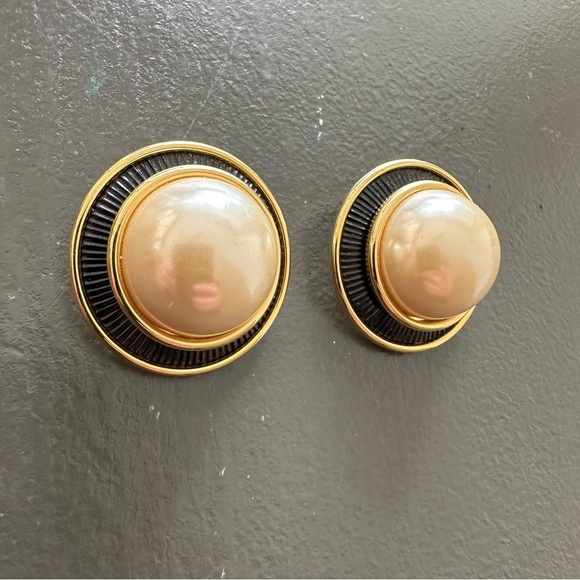 Vintage Oversized Faux Pearl Earrings Gold Tone Textured Rim Clip On 80s 90s - Picture 5 of 8